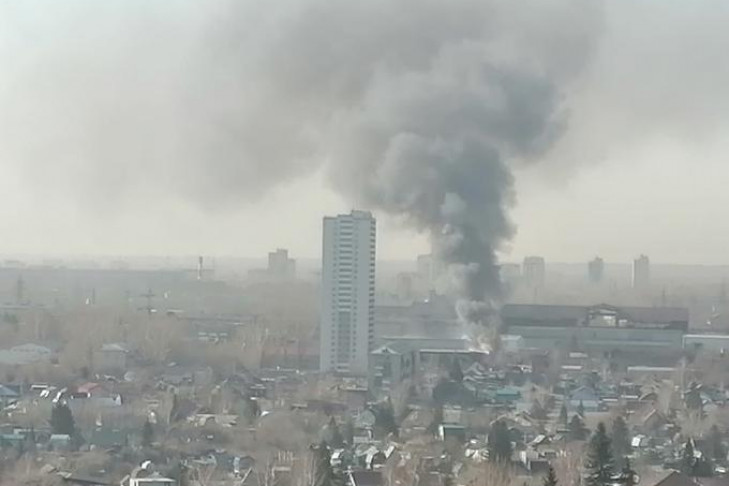 43 пожарных тушат склад в Кировском районе