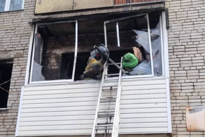 Женщину вытащили с горящего балкона спасатели в Новосибирске