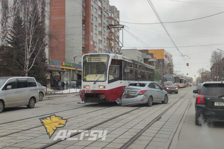 «Легенда в деле»: трамвай №13 протаранил Hyundai Solaris в центре Новосибирска