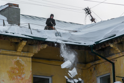 Наледь упала с крыши на голову ребенка в Новосибирске