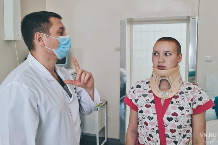 От резких болей и инвалидности спасли девушку новосибирские хирурги