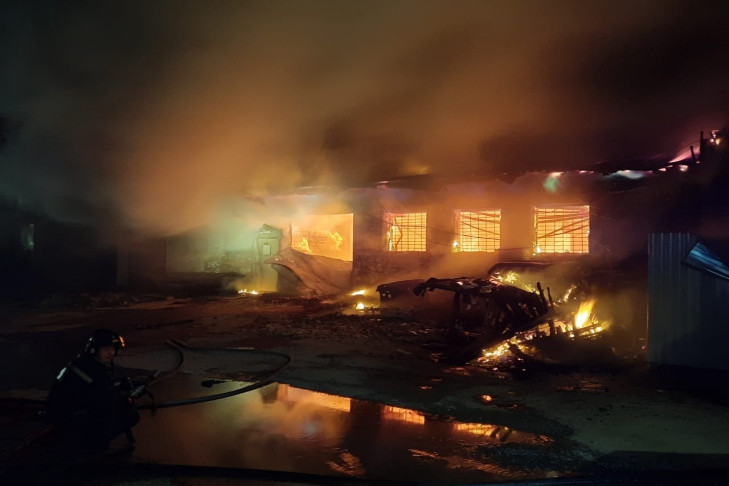 Автомастерские и склады горели всю ночь в Дзержинском районе Новосибирска
