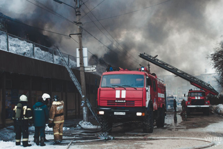 Тело продавца в руинах сгоревшего рынка обнаружили спасатели