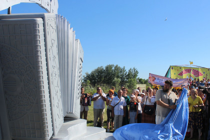 Трехметровую гармошку сделали в Новосибирской области