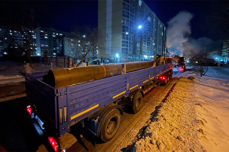 Новый 12-метровый фрагмент трубы доставили на место аварии в Новосибирске