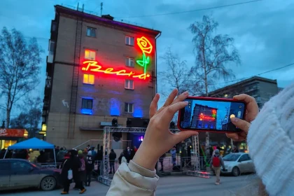 Легендарную вывеску «Весна» с красной розой вернули Новосибирску