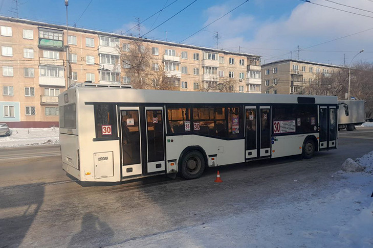 Девятилетний школьник выпал из салона автобуса №30 в Новосибирске