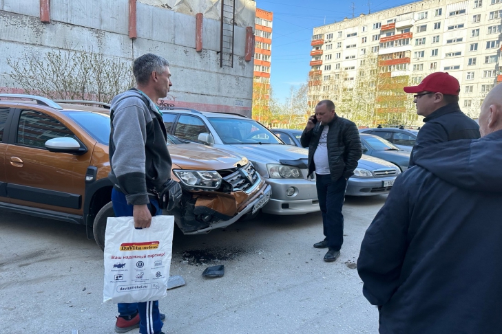 Пьяный водитель на ВАЗе протаранил машины на парковке и уехал с места ДТП в Новосибирске