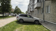 В Новосибирске пожилой водитель влетел в дом и погиб