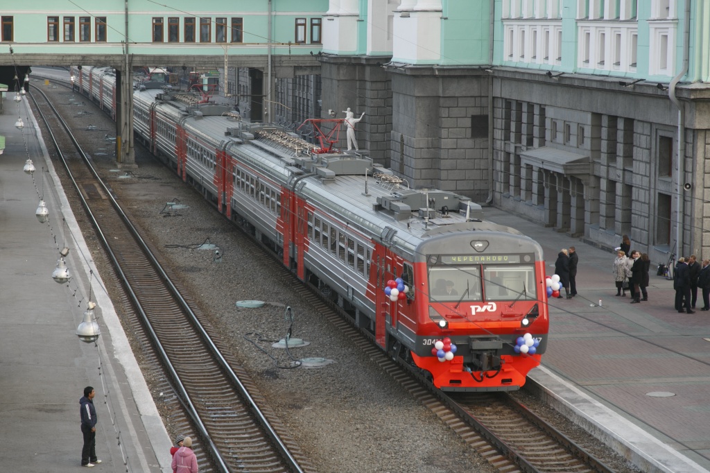 Электричка новосибирск. Электропоезда Новосибирск. Пригородные поезда Новосибирск. Новосибирский поезд. Поезд электричка Новосибирск.