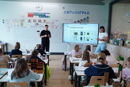 «Авито» и Фонд «Сколково» расширили программу по обучению школьников работе с ИИ