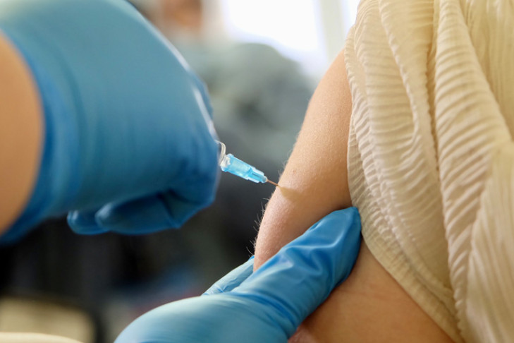 О новой вакцинации от COVID-19 осенью-2025 рассказал инфекционист Шахмарданов