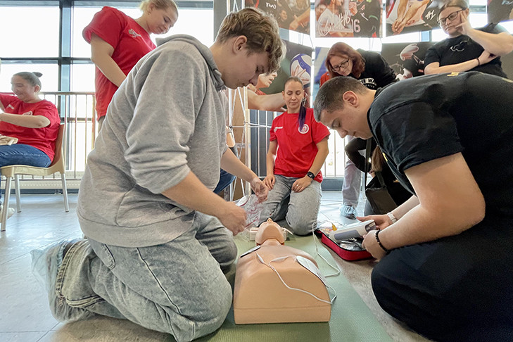 Две тысячи новосибирцев научились «запускать сердца» на масштабном флешмобе