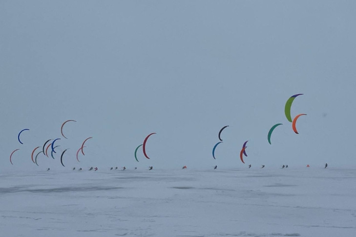Яркие паруса над Обским: Кубок Сибири по сноукайтингу проходит в Новосибирске