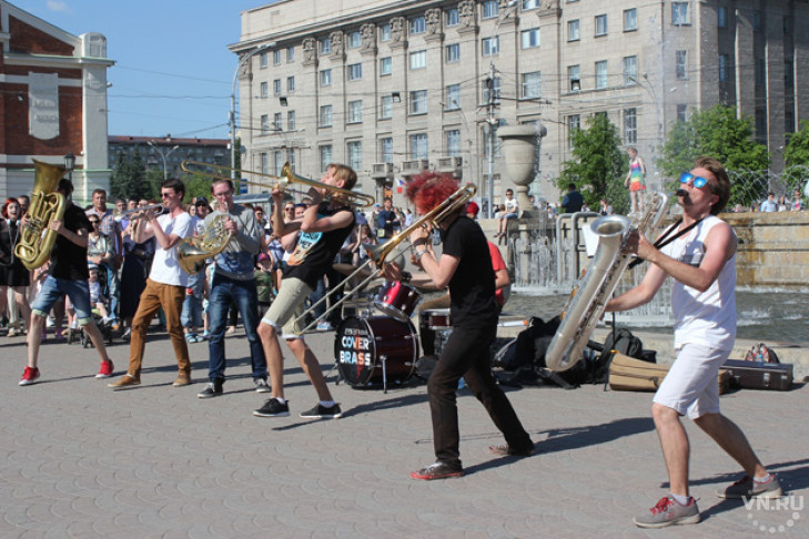 Медные духовые инструменты выходят на  улицы Новосибирска