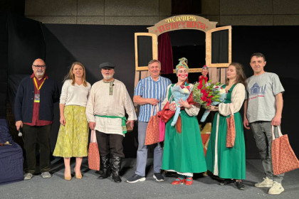 «Петрушку» на английском языке поставил Новосибирский кукольный театр в Индии