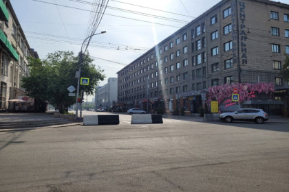 Улицу Ленина перекрыли бетонными блоками в Новосибирске