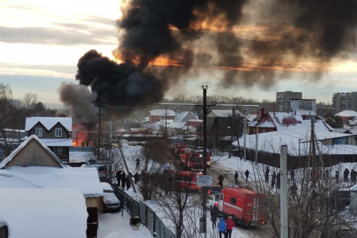 Цистерна с бензином загорелась в частном секторе Новосибирска