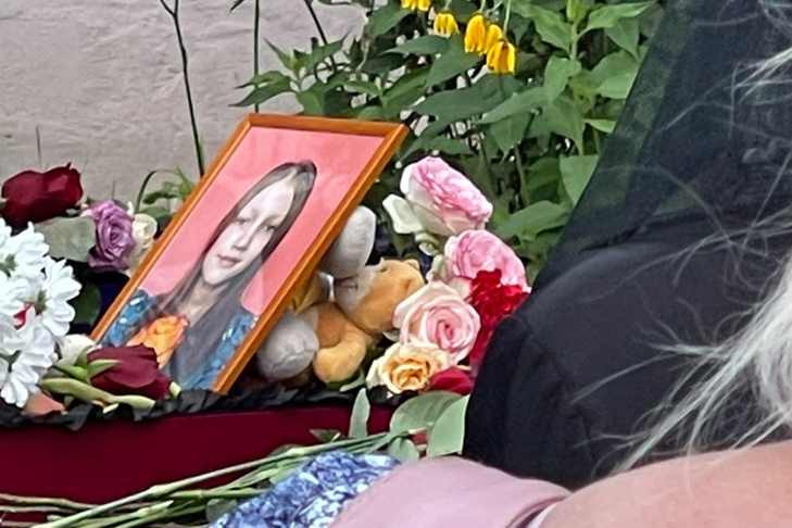 Мягкие игрушки и море цветов – семью из четырех человек похоронили под Новосибирском