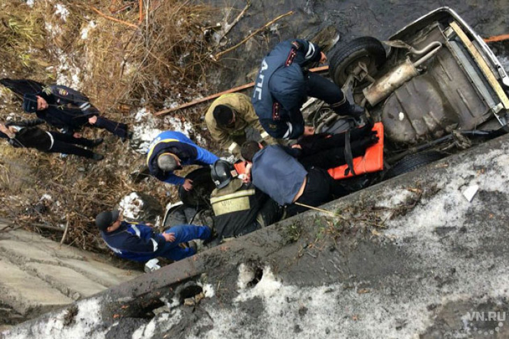 Троих человек из рухнувшей с моста машины спас новосибирец 