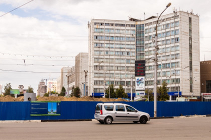 На площади Калинина в Новосибирске исчезли электронные часы