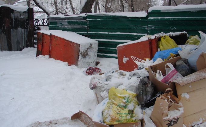 На завалы мусора после Нового года жалуются новосибирцы