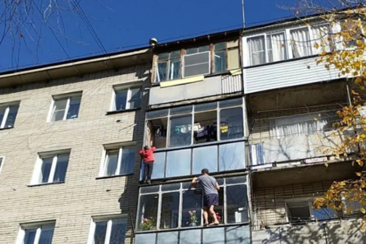 Житель Бердска спас школьника, повисшего на балконе 4 этажа