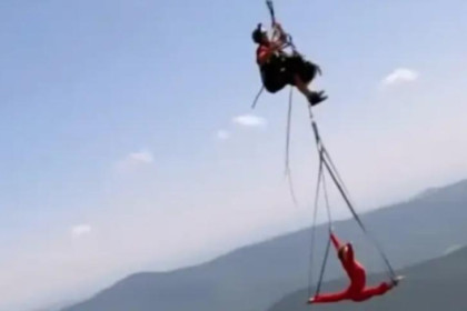 Опасные трюки в Шерегеше показали гимнастка и парапланерист из Новосибирска