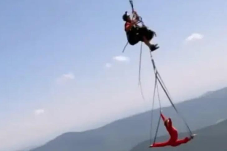 Опасные трюки в Шерегеше показали гимнастка и парапланерист из Новосибирска