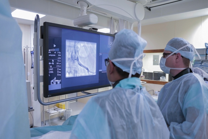Пациентке с пересаженными почками и гигантской аневризмой помогли новосибирские хирурги