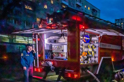 Спасатели МЧС вывели из огня десять жильцов дома в Искитиме