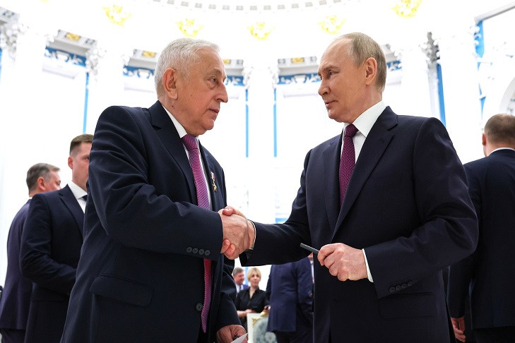 Владимир Путин вручил Звезду Героя труда новосибирцу Николаю Харитонову