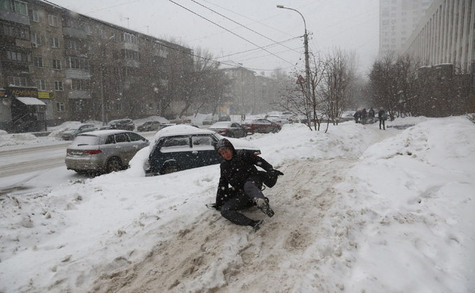 Безумие обледенелых тротуаров: пять фото добитого снегом Новосибирска