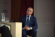 Telegram-каналы сообщают, что вице-губернатора Новосибирской области Юрия Петухова задержали в Москве