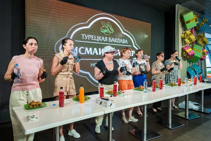 Более 6 кг сладостей съели участники первого чемпионата баклавы в Новосибирске