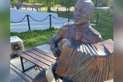 Дети разломали памятник Василию Теркину в Новосибирске