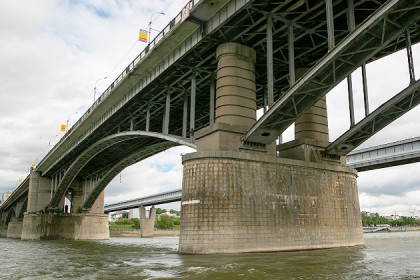 Коммунальному мосту 65 лет: трагедии и курьезы переправы