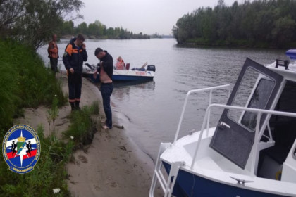 Рыбаки спасли мужчину на бревне посреди Оби