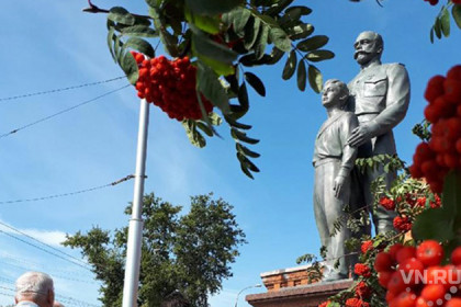 Памятник Николаю II восстановили после нападения вандала в Новосибирске 