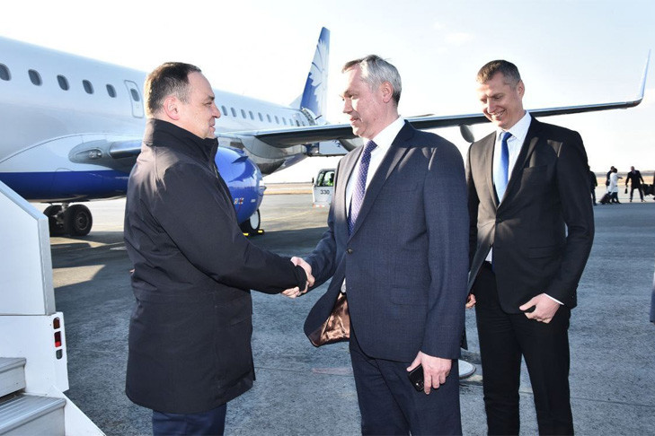 Андрей Травников встретил в аэропорту премьер-министра Беларуси Романа Головченко