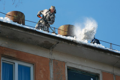 Чистить крыши не успевают жилищники