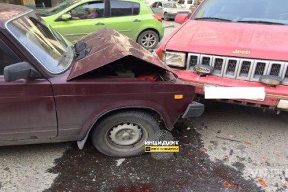 «Жигули» и внедорожник устроили ДТП в Новосибирске – пострадала девушка