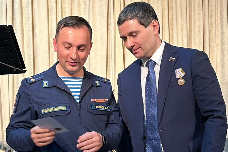 В Новосибирске депутату Максиму Литвиненко вручили медаль за помощь участникам СВО