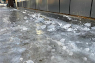 Инвалид добирался до поликлиники в Новосибирске по ледяным желобам