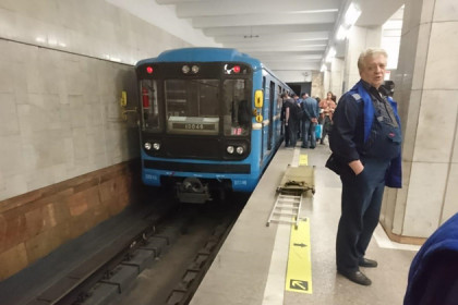 Метро встало – пассажир упал под поезд в подземке Новосибирска