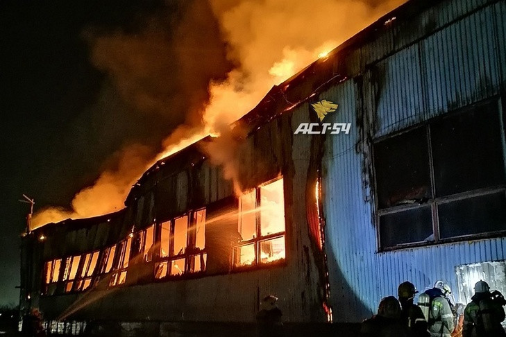Крупный пожар уничтожил склад картона в Новосибирске ночью 2 ноября