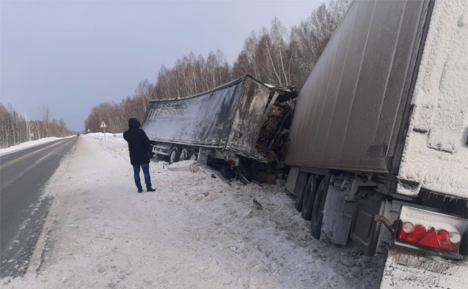 Водитель фуры погиб, влетев в стоявший после смертельного ДТП грузовик