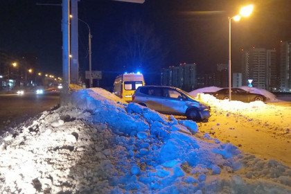 Водителя занесло под собственный автомобиль в ДТП на улице Большевистской