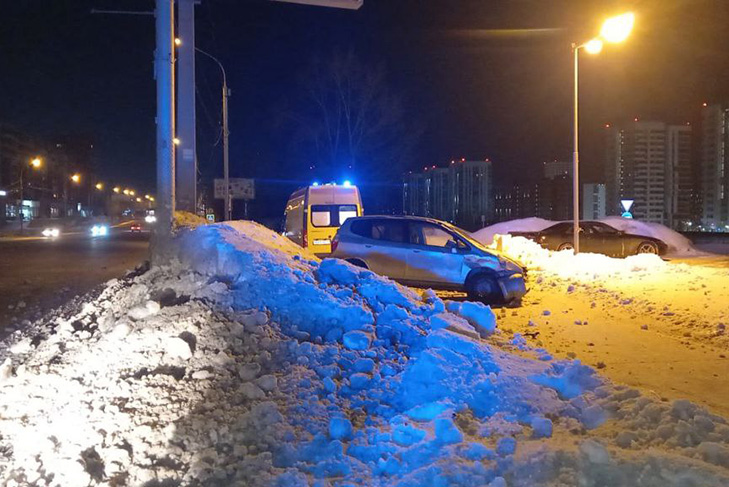 Водителя занесло под собственный автомобиль в ДТП на улице Большевистской