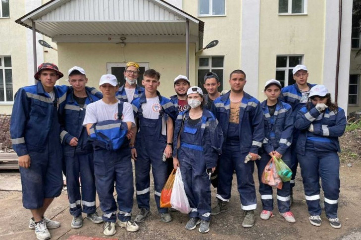 Студенты Новосибирска три недели ремонтировали школу и детский сад на Донбассе